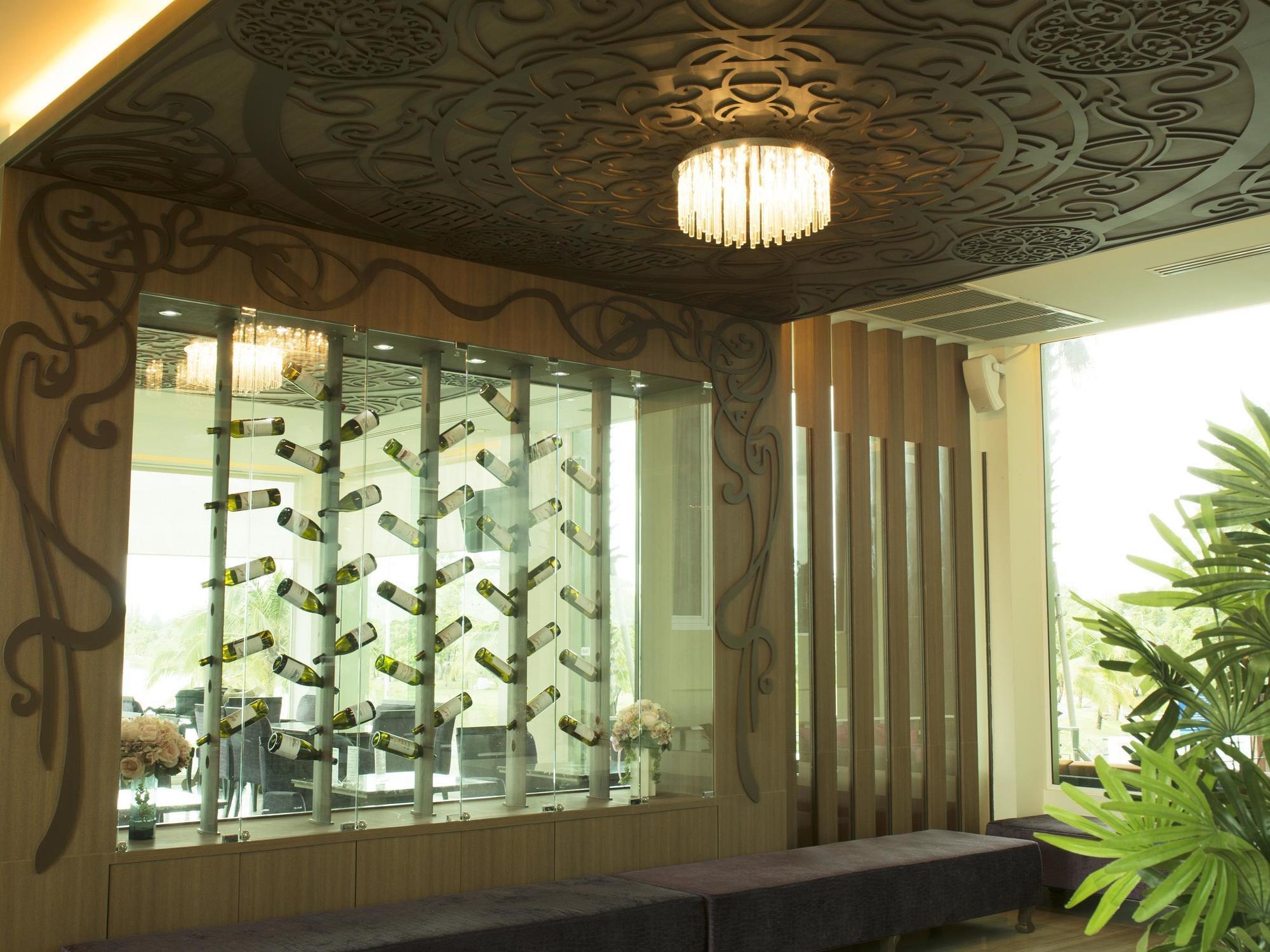 The Beverly Hills Hotel Nakhonratchasima Esterno foto