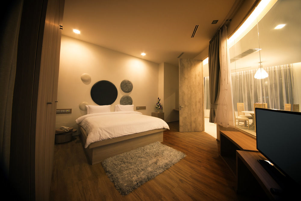 The Beverly Hills Hotel Nakhonratchasima Esterno foto