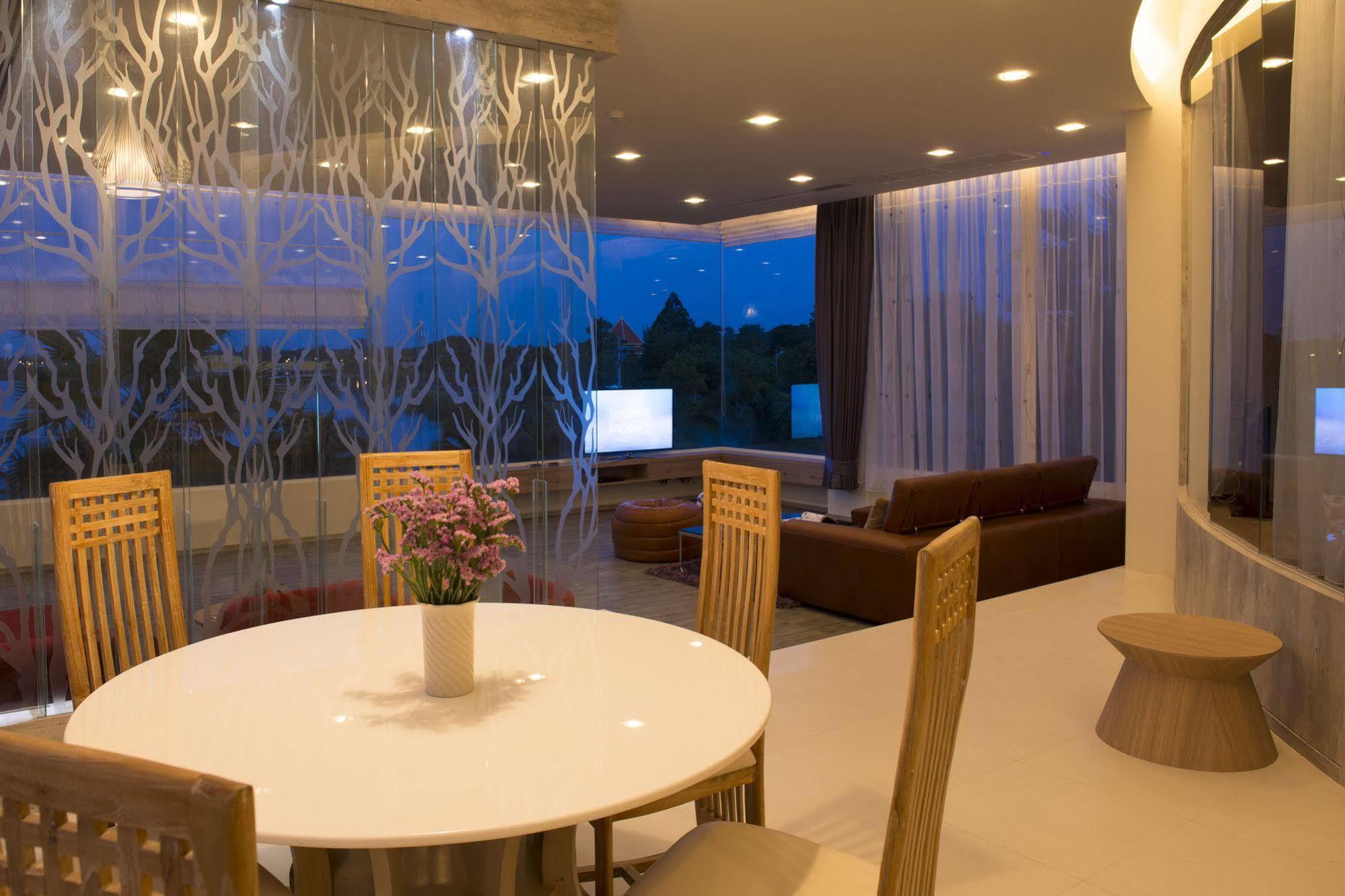 The Beverly Hills Hotel Nakhonratchasima Esterno foto